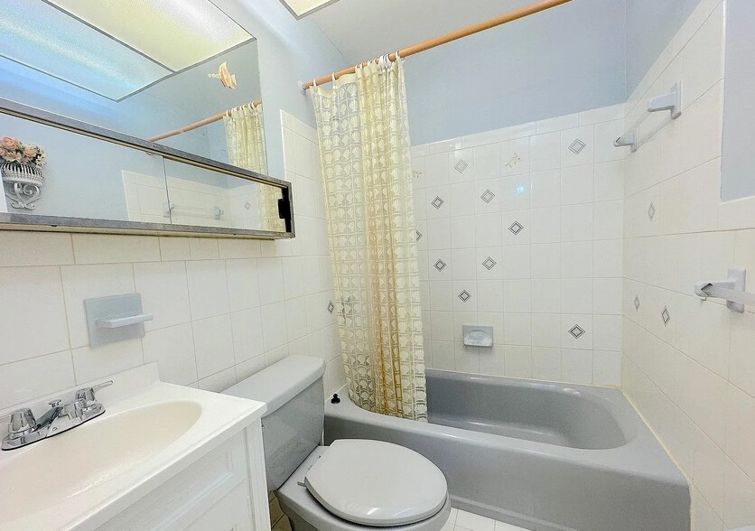 Building Photo - 945 Elm Rd