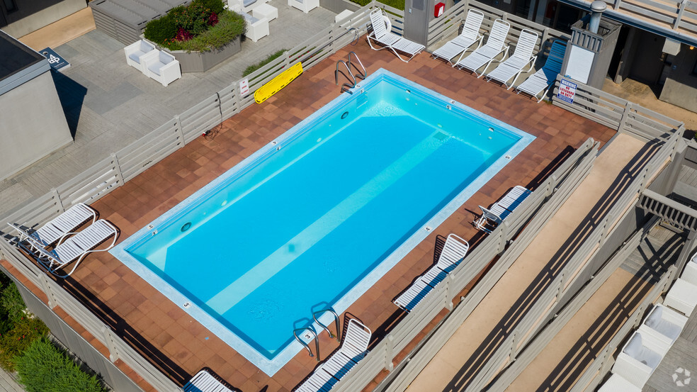 Rooftop Pool - Fourth & Plum