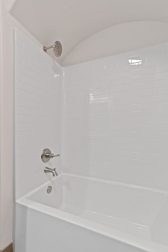 Building Photo - Newer Townhome, $400.00 off your first months rent!!!