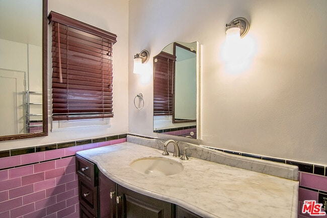 Building Photo - 1071 Cloverdale Ave