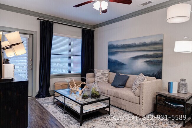 Building Photo - 1 Month Free on a Gorgeous 2/2!