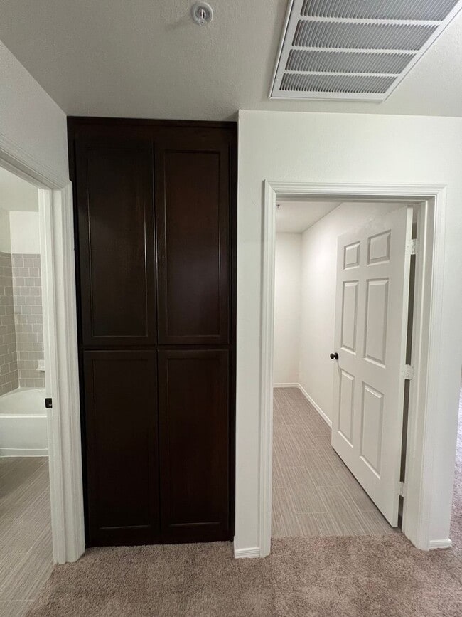 Building Photo - NEWER TOWNHOME!