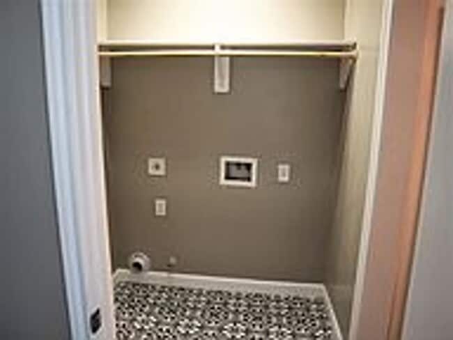 Building Photo - August Move In! Updated 1 bed/1 bath in Br...