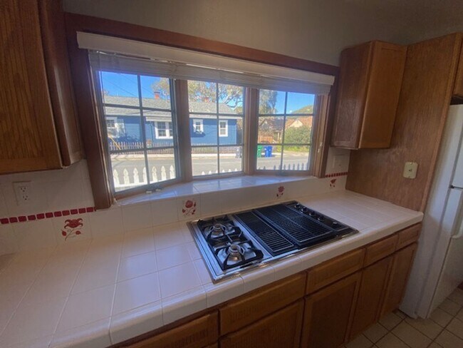 Building Photo - Inviting Pacific Grove Home!