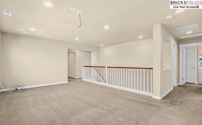 Building Photo - Natural Light-Filled Renton Home with Spac...