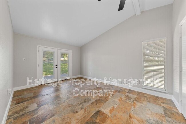 Building Photo - 640 Crest Ln