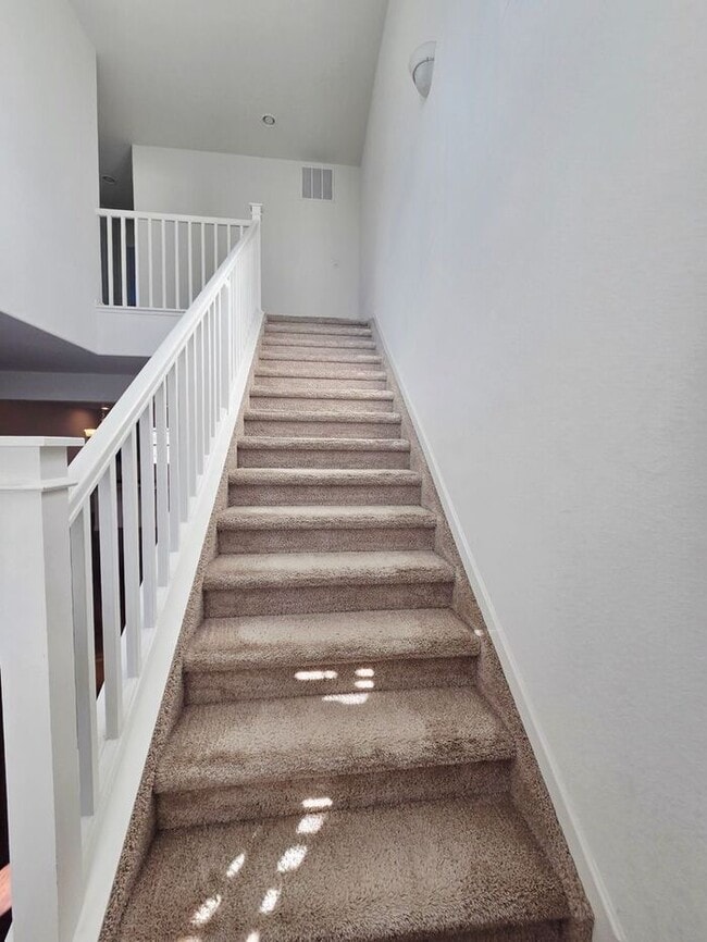 Building Photo - Cute Spacious Townhome in Prime Location | Move In Today- Save 50% OFF First Month's Rent!