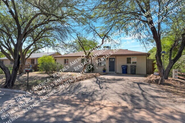 Building Photo - 2558 E Alta Vista St