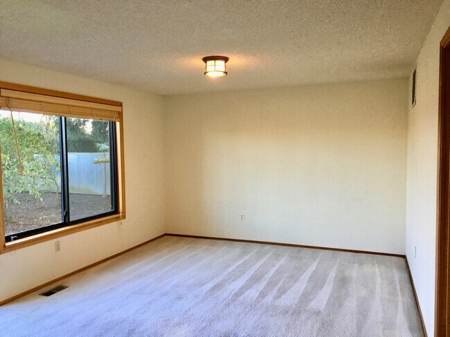 Building Photo - Beautiful 4 Bedroom near Microsoft Availab...