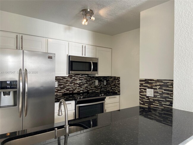 Building Photo - 2841 N Oakland Forest Dr