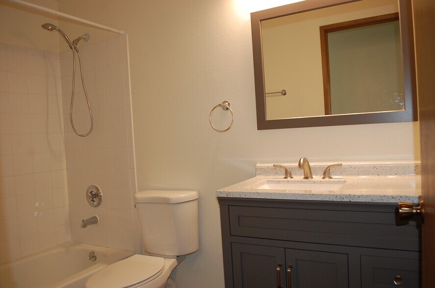 Building Photo - 108 Kensington Ave S