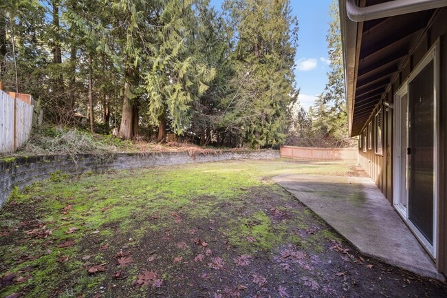 Building Photo - Classic rambler has 3 bedrooms, 1.75 baths, North Thurston School District