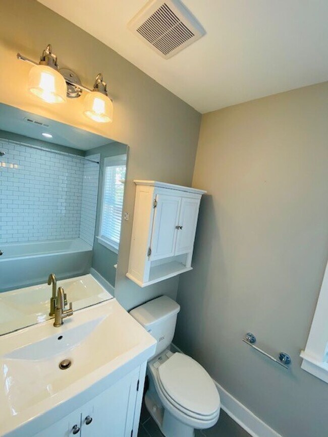 Building Photo - Beautiful 4 bedroom 4 bathroom house in th...