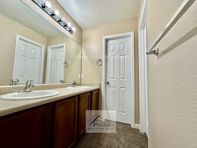 Building Photo - 8486 Meadowcrest Dr