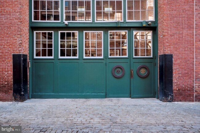 Primary Photo - 130-36 N Bread St