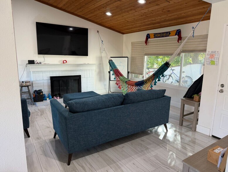 Building Photo - 1490 Sierra Madre Dr