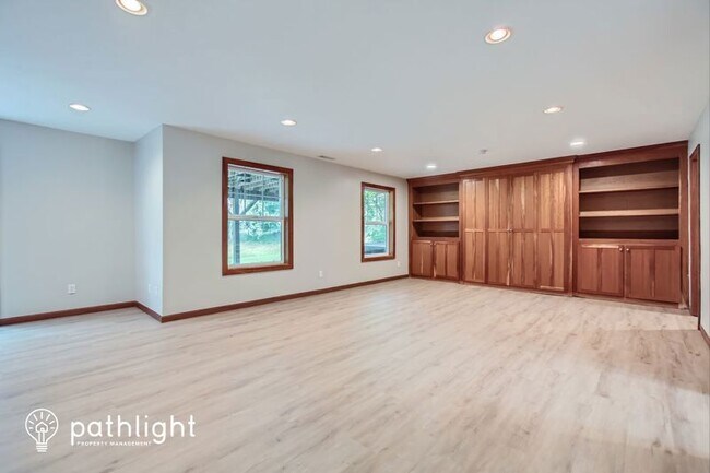 Building Photo - 9260 Icosa St W