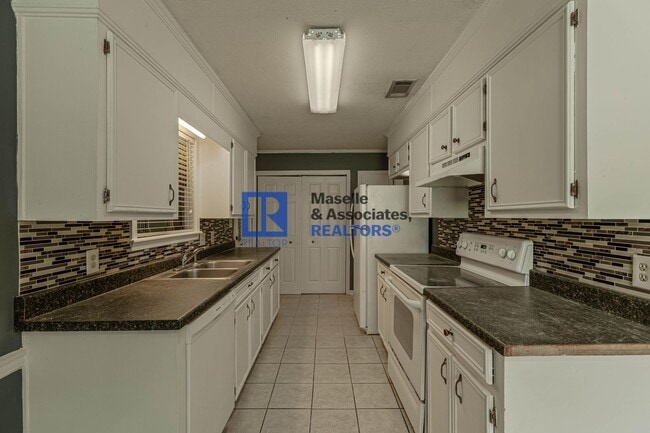 Building Photo - 5 Bedroom/2 Bath Home in Bellegrove Subdiv...