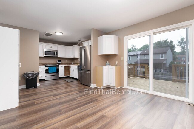 Building Photo - Freshly Painted, Pet-Friendly, Off-Street Parking, Walk to Carlisle HS!