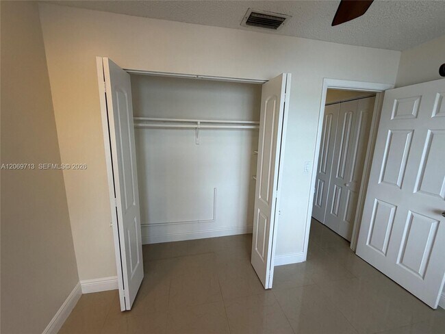 Building Photo - 432 Lakeside Dr
