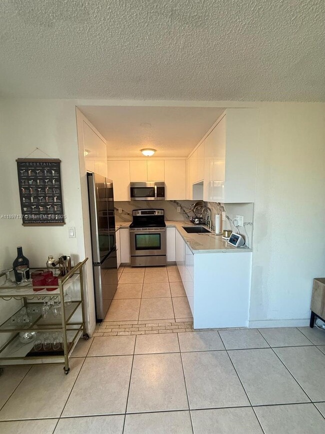Building Photo - 9350 Fontainebleau Blvd