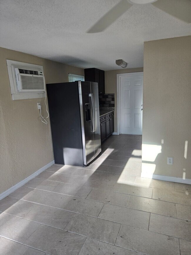 Building Photo - 2 BEDROOM 1 BATH NEAR USF