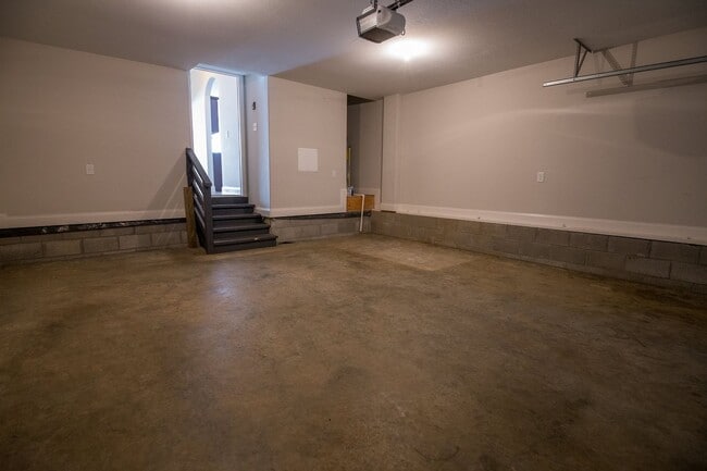 Building Photo - Huge 4 bd 3 ba Sango Go!