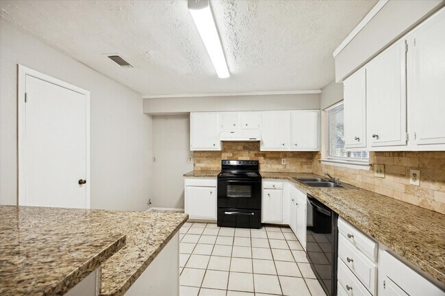 Building Photo - 7323 Wovenwood Ln