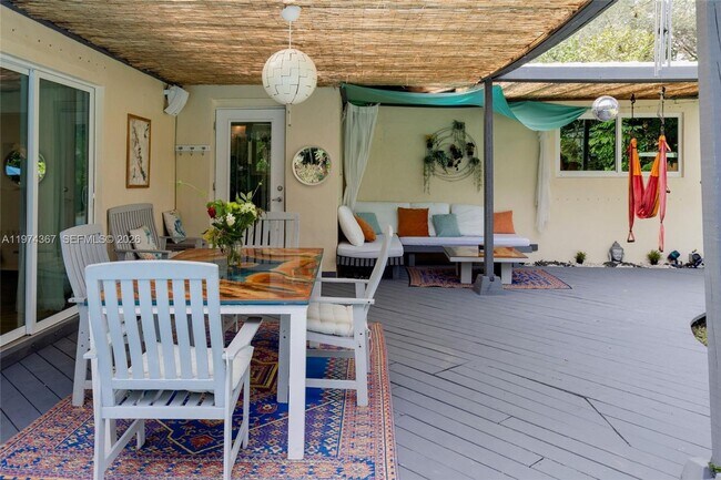 Building Photo - 750 NE 120th St