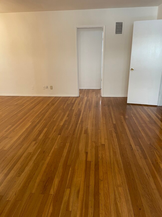 Building Photo - 1058 S Wooster St