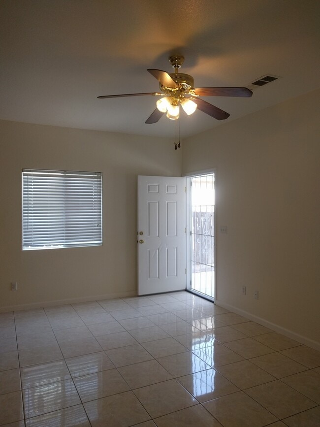 Building Photo - Huge 4-Bedroom Single Story Home with 2 Weeks Free Rent