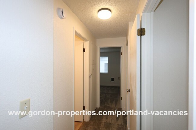Building Photo - SE 15th Ave - remodeled 3 bedroom duplex w...