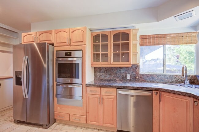 Building Photo - HOLIDAY SPECIAL***2 WEEKS FREE** 3 Bed/2 Bath Oasis in Royal Woods - Available Now