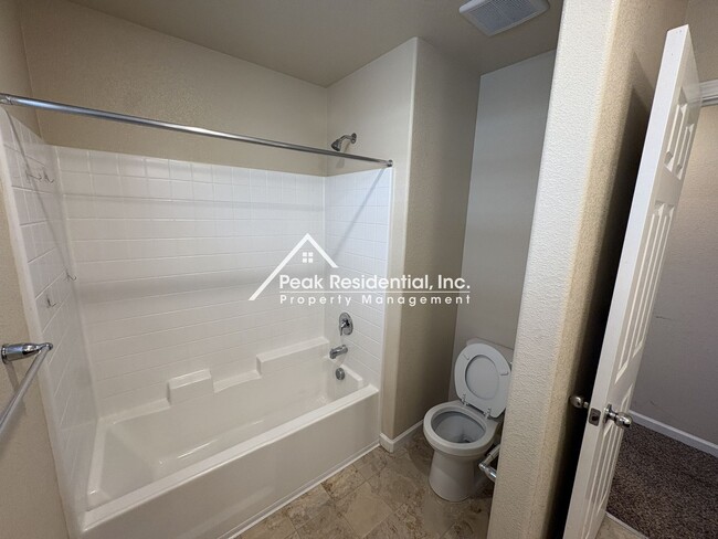 Building Photo - Spacious 4bd/2ba House - Gated Community
