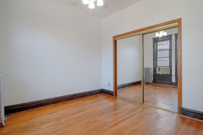 Building Photo - 3307 N Clark St