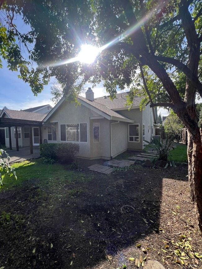Building Photo - COMPLETELY REMODELED 3 BEDROOM HOUSE IN W. ROSEVILLE!!