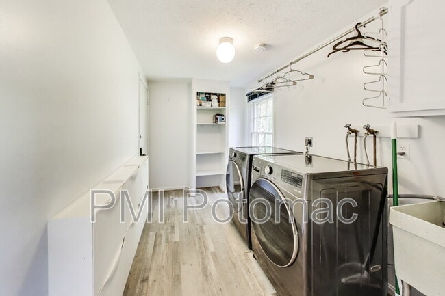 Building Photo - 1718 Crestview Dr