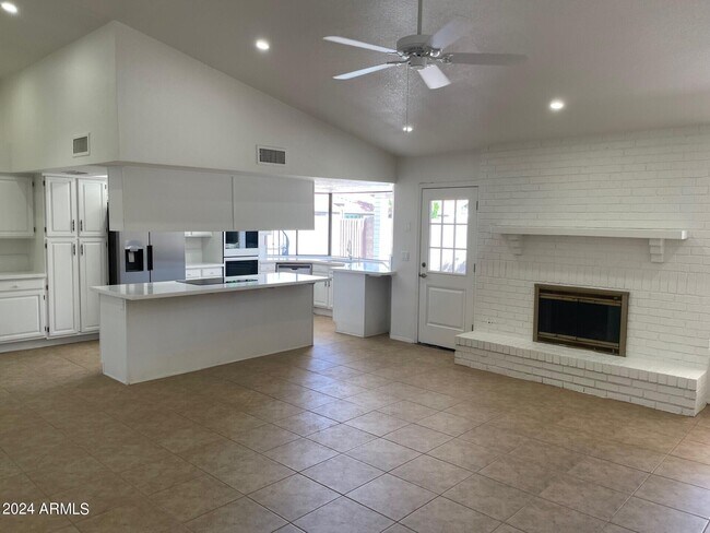 Building Photo - 839 E Meadow Ln