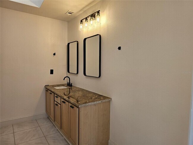 Building Photo - 826 N Horseshoe Bay Dr