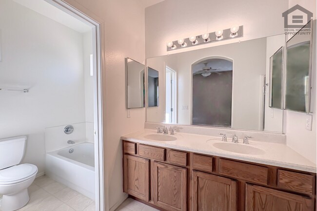Building Photo - 4Bed/2.5 Bath House at Greenway/75th Ave! Ready for Immediate Move-In! -- Gated Community!