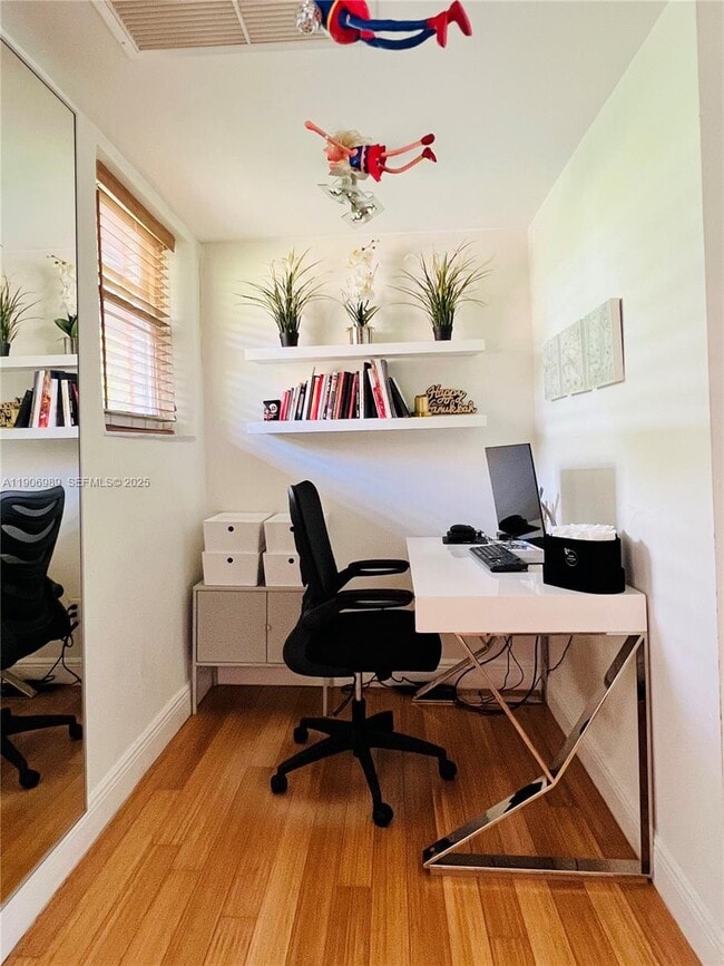 Building Photo - 4812 Pine Tree Dr