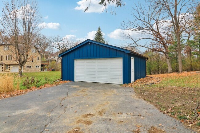 Building Photo - 23460 W N Lakewood Ln