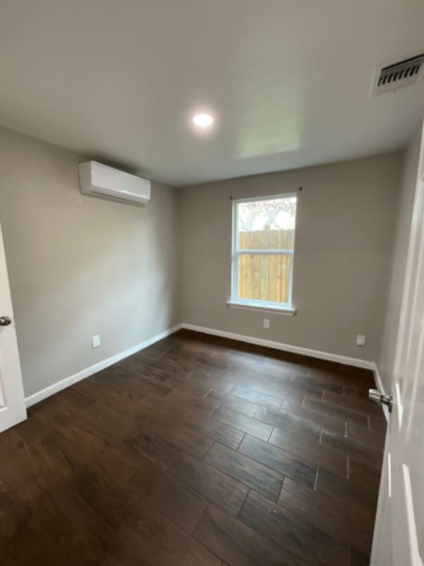 Building Photo - 2533 W Southcross Blvd