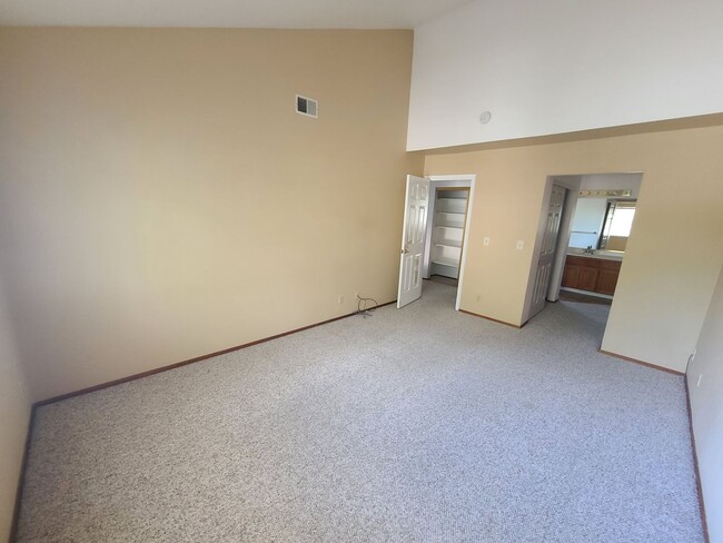 Building Photo - Charming 2 Bedroom Townhouse in Castro Val...