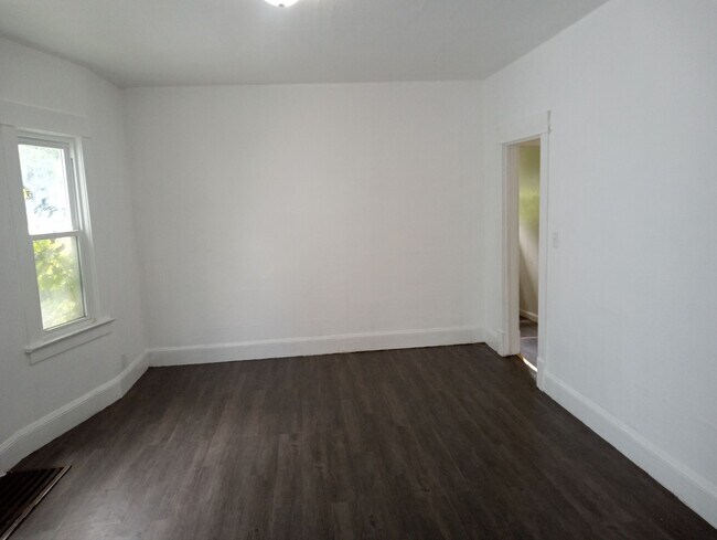 Building Photo - 422 Dexter St