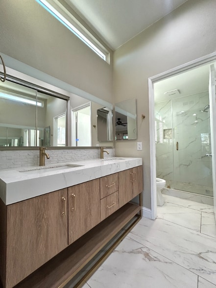 Building Photo - 1742 Oakview Way