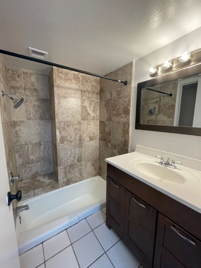 Building Photo - Old Town Scottsdale townhome- 2 bd 2 bath- W/D- Yard