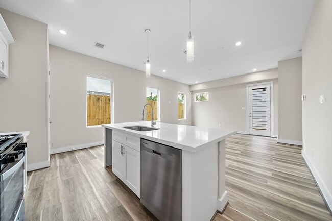 Building Photo - 7522 Sandle St