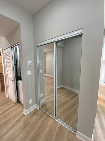 Building Photo - 423 W Belden Ave