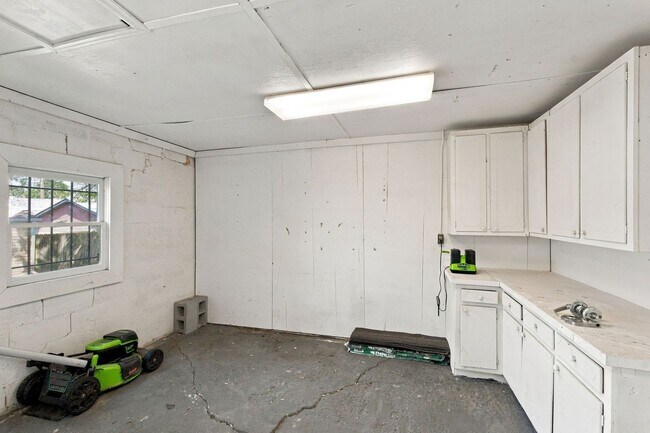 Building Photo - 634 James Ave
